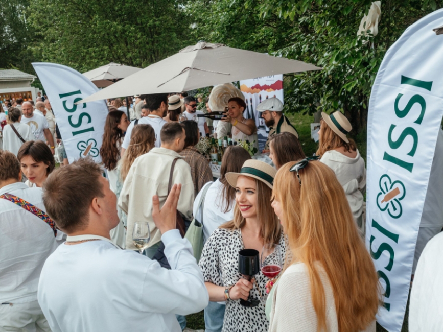 Issi Spirits на фестивале WINE Picnic 2025: все в белом, море вина и позитива!
